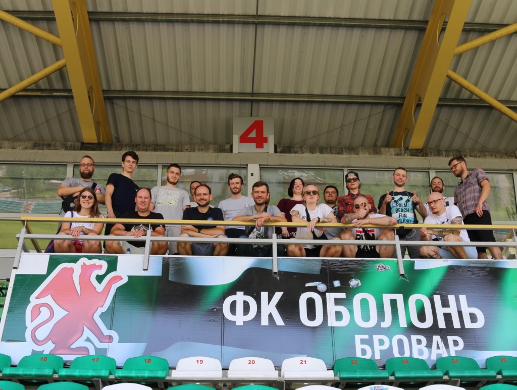 Die Teilnehmenden des Fan-Austauschs im Stadion des FK Obolon
